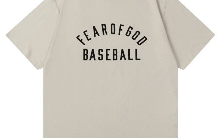 Minimalist Essential Hoodie: Built for Comfort and Daily Wear